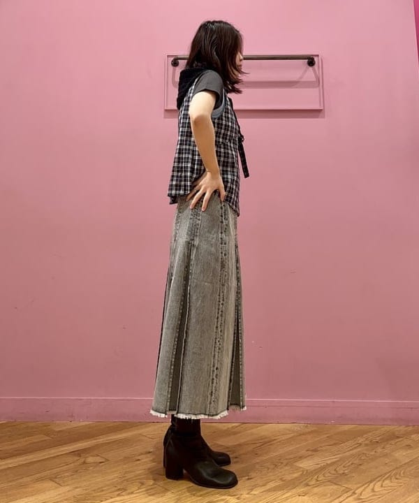リズさんの「BEAMS WOMEN｜デニム タック ミディアム スカート」を使ったコーディネート