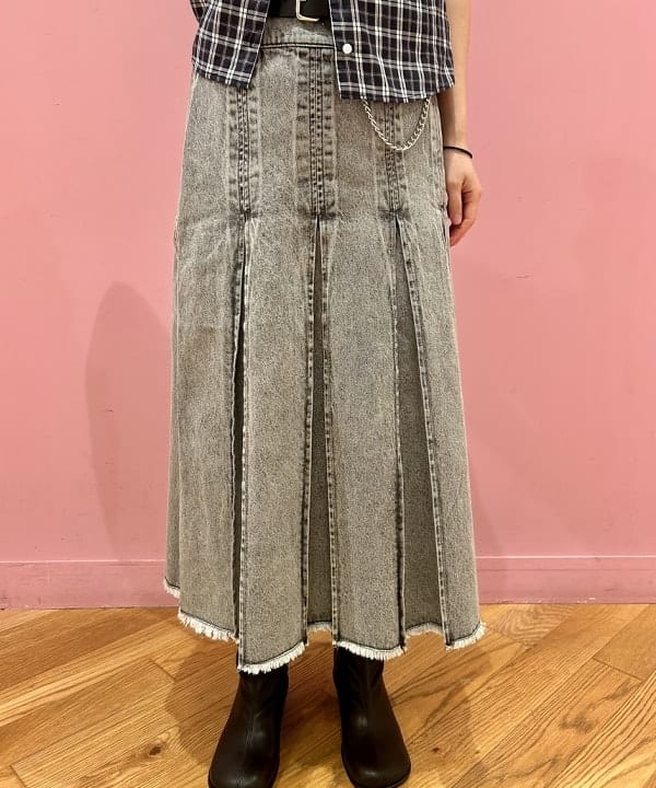 リズさんの「BEAMS WOMEN｜デニム タック ミディアム スカート」を使ったコーディネート