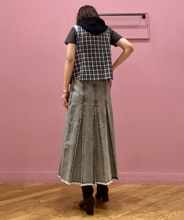 リズさんの「BEAMS WOMEN｜デニム タック ミディアム スカート」を使ったコーディネート