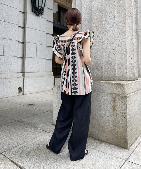 SAKAIさんの「BEAMS WOMEN｜リネン タブ付き ワイドパンツ」を使ったコーディネート