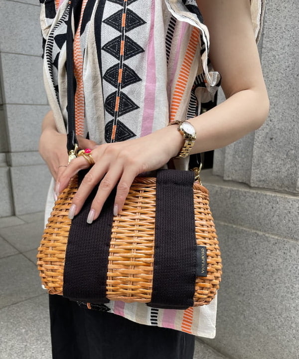 SAKAIさんの「BEAMS WOMEN｜リネン タブ付き ワイドパンツ」を使ったコーディネート