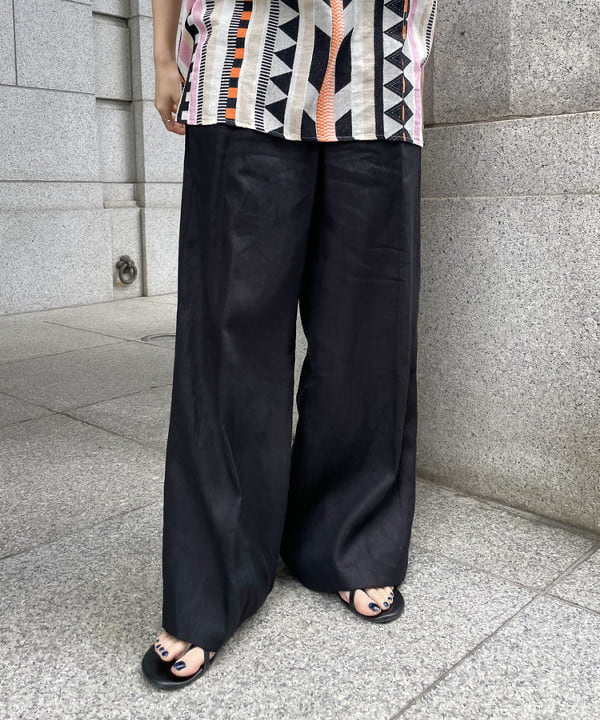 SAKAIさんの「BEAMS WOMEN｜リネン タブ付き ワイドパンツ」を使ったコーディネート