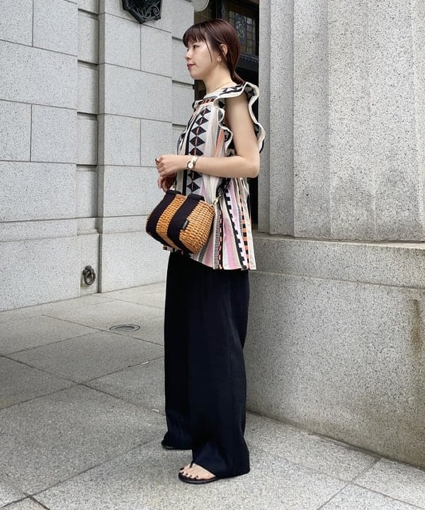 SAKAIさんの「BEAMS WOMEN｜リネン タブ付き ワイドパンツ」を使ったコーディネート