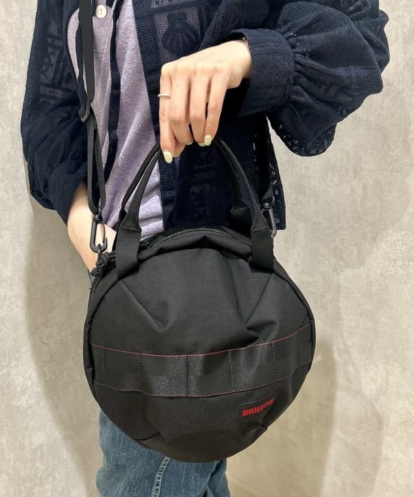 小原 もこさんの「BEAMS WOMEN｜BRIEFING &times; BEAMS BOY / 別注 ヘルメット バッグ」を使ったコーディネート