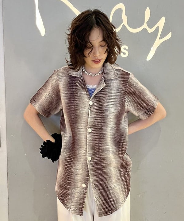 神坂 莉子さんの「BEAMS WOMEN｜フラワー パール ネックレス」を使ったコーディネート