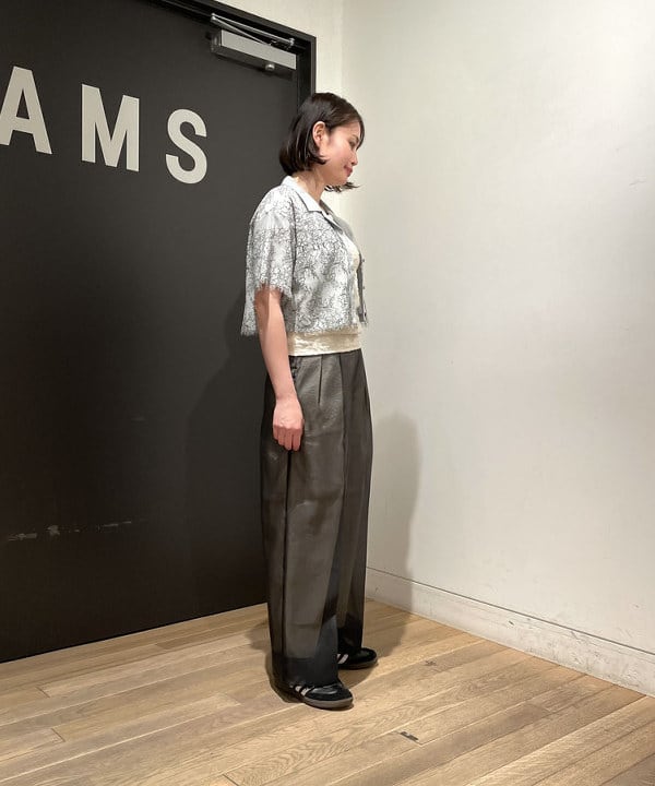 鈴木 亜美さんの「BEAMS WOMEN｜コードレース レイヤー シャツ」を使ったコーディネート