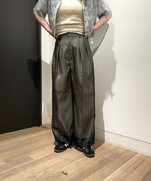 鈴木 亜美さんの「BEAMS WOMEN｜コードレース レイヤー シャツ」を使ったコーディネート