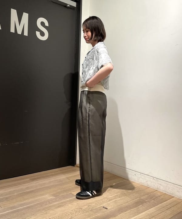 鈴木 亜美さんの「BEAMS WOMEN｜コードレース レイヤー シャツ」を使ったコーディネート