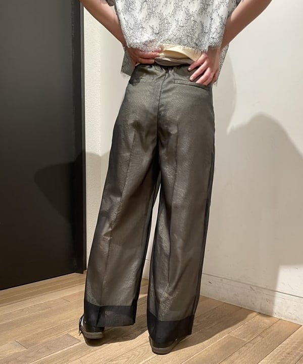 鈴木 亜美さんの「BEAMS WOMEN｜コードレース レイヤー シャツ」を使ったコーディネート