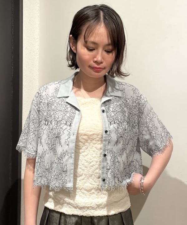 鈴木 亜美さんの「BEAMS WOMEN｜コードレース レイヤー シャツ」を使ったコーディネート