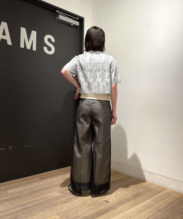 鈴木 亜美さんの「BEAMS WOMEN｜コードレース レイヤー シャツ」を使ったコーディネート