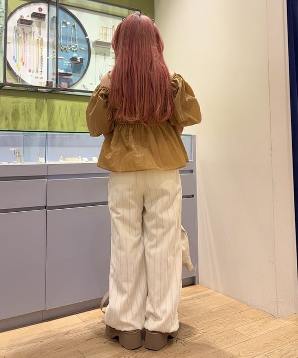 オカベ　アヤカさんの「BEAMS WOMEN｜ストライプ ジャカード ワイド パンツ」を使ったコーディネート