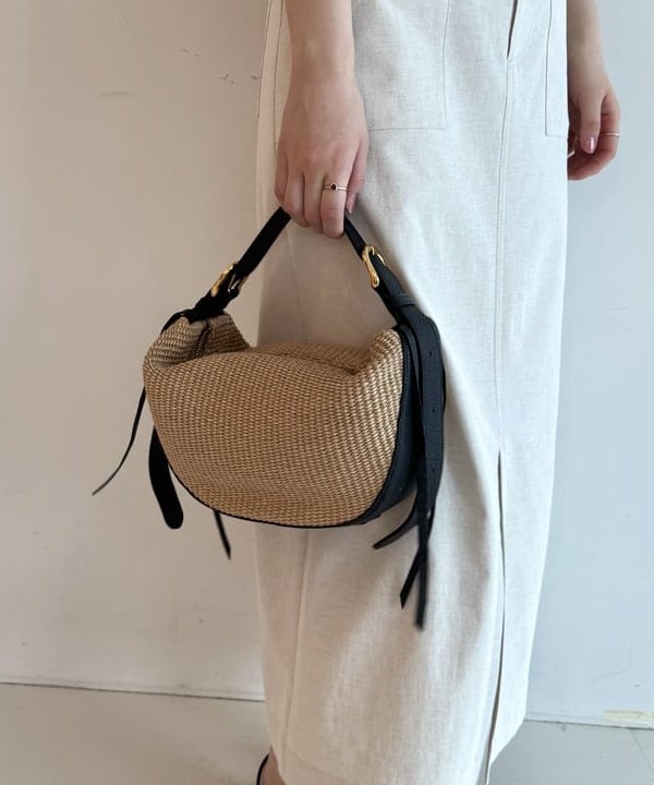 山田 千遥さんの「BEAMS WOMEN｜VIOLAd’ORO / ラフィア調 ムーンバッグ」を使ったコーディネート