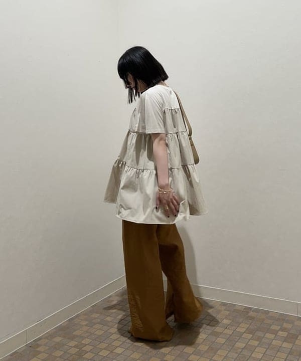 大槻 まひろさんの「BEAMS WOMEN｜コンビ ティアード プルオーバー」を使ったコーディネート