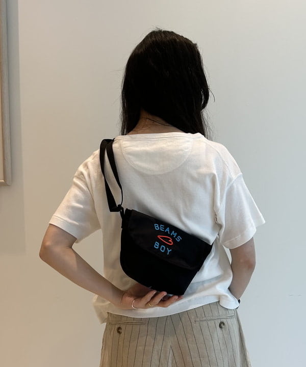 清水 彩乃さんの「BEAMS WOMEN｜Manhattan Portage / 別注 MP1603-3EMB-BMB」を使ったコーディネート