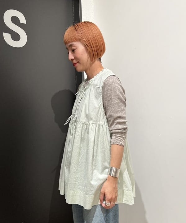 吉田 奈央さんの「BEAMS WOMEN｜コットン ギャザー ノースリーブ シャツ」を使ったコーディネート