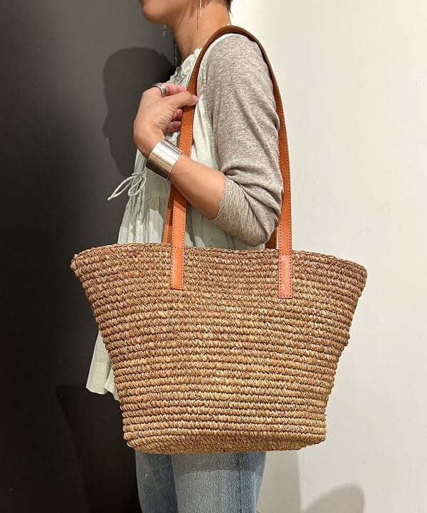 吉田 奈央さんの「BEAMS WOMEN｜コットン ギャザー ノースリーブ シャツ」を使ったコーディネート