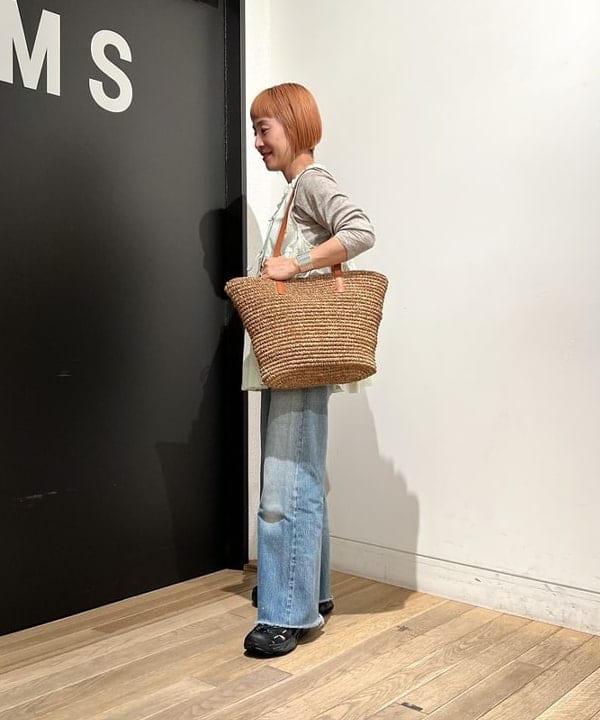 吉田 奈央さんの「BEAMS WOMEN｜コットン ギャザー ノースリーブ シャツ」を使ったコーディネート