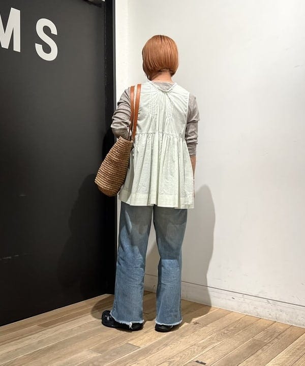 吉田 奈央さんの「BEAMS WOMEN｜コットン ギャザー ノースリーブ シャツ」を使ったコーディネート