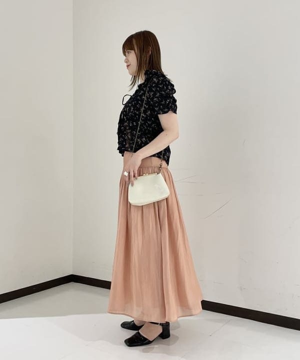 田中 里実さんの「BEAMS WOMEN｜フラワー プリント シャーリング ブラウス」を使ったコーディネート