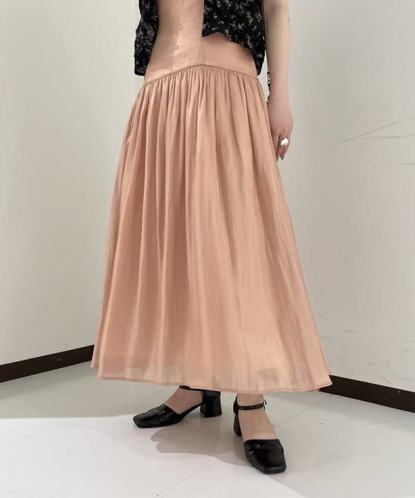 田中 里実さんの「BEAMS WOMEN｜フラワー プリント シャーリング ブラウス」を使ったコーディネート