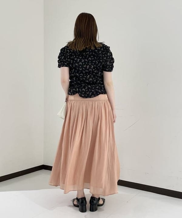 田中 里実さんの「BEAMS WOMEN｜フラワー プリント シャーリング ブラウス」を使ったコーディネート