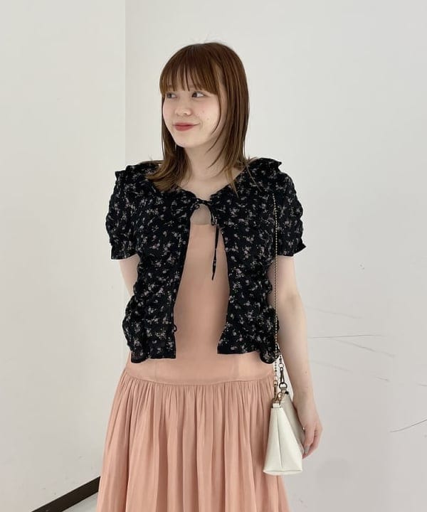 田中 里実さんの「BEAMS WOMEN｜フラワー プリント シャーリング ブラウス」を使ったコーディネート
