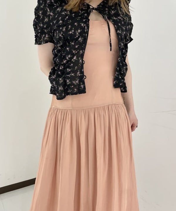 田中 里実さんの「BEAMS WOMEN｜フラワー プリント シャーリング ブラウス」を使ったコーディネート