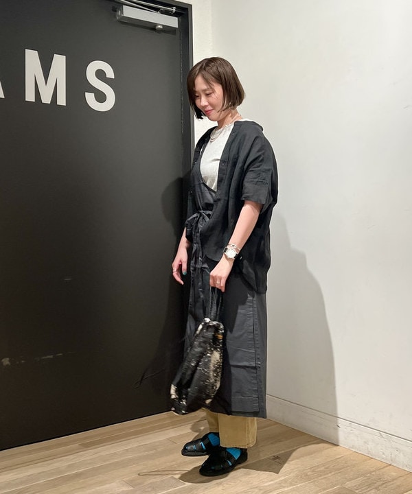 浦谷 久枝さんの「BEAMS WOMEN｜リネン ソリッド スタンドカラーシャツ」を使ったコーディネート