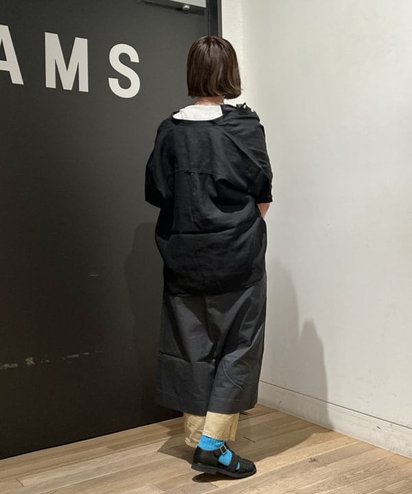 浦谷 久枝さんの「BEAMS WOMEN｜リネン ソリッド スタンドカラーシャツ」を使ったコーディネート