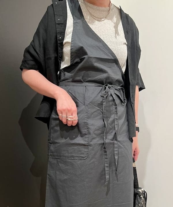 浦谷 久枝さんの「BEAMS WOMEN｜リネン ソリッド スタンドカラーシャツ」を使ったコーディネート