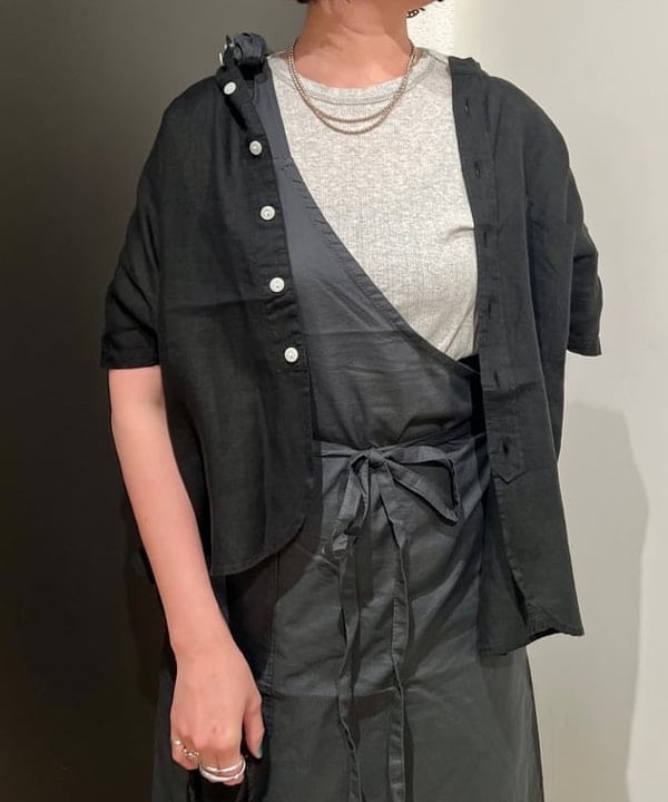 浦谷 久枝さんの「BEAMS WOMEN｜リネン ソリッド スタンドカラーシャツ」を使ったコーディネート