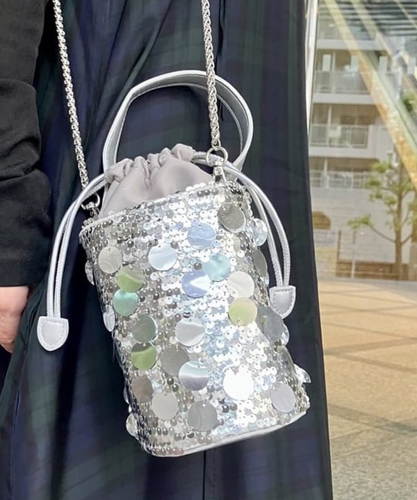 YABUさんの「BEAMS WOMEN｜blicenscell / sequin buscket バッグ」を使ったコーディネート