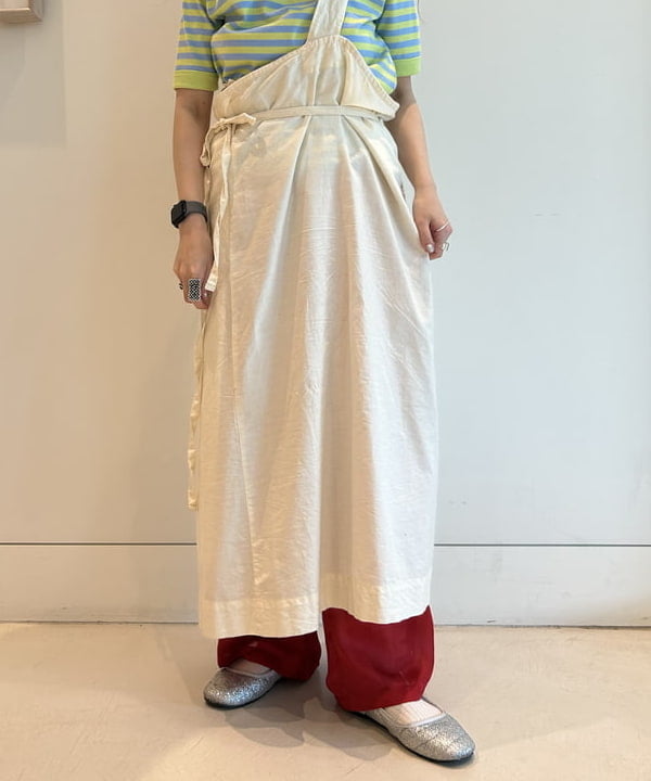 清水 彩乃さんの「BEAMS WOMEN｜ワンショルダー エプロン ワンピース」を使ったコーディネート