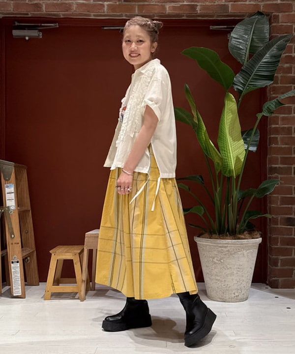 優意さんの「BEAMS WOMEN｜【別注】Atlas Screen Printing / Roadside Flowers Tee」を使ったコーディネート