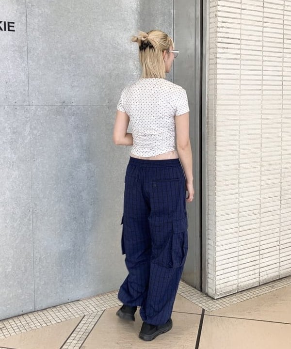 イトウミサキさんの「BEAMS WOMEN｜チェック カーゴ イージーパンツ」を使ったコーディネート