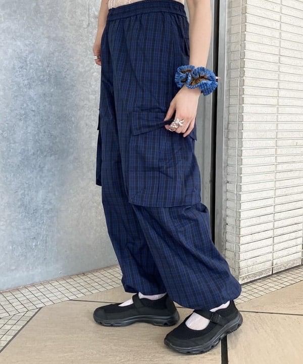 イトウミサキさんの「BEAMS WOMEN｜チェック カーゴ イージーパンツ」を使ったコーディネート