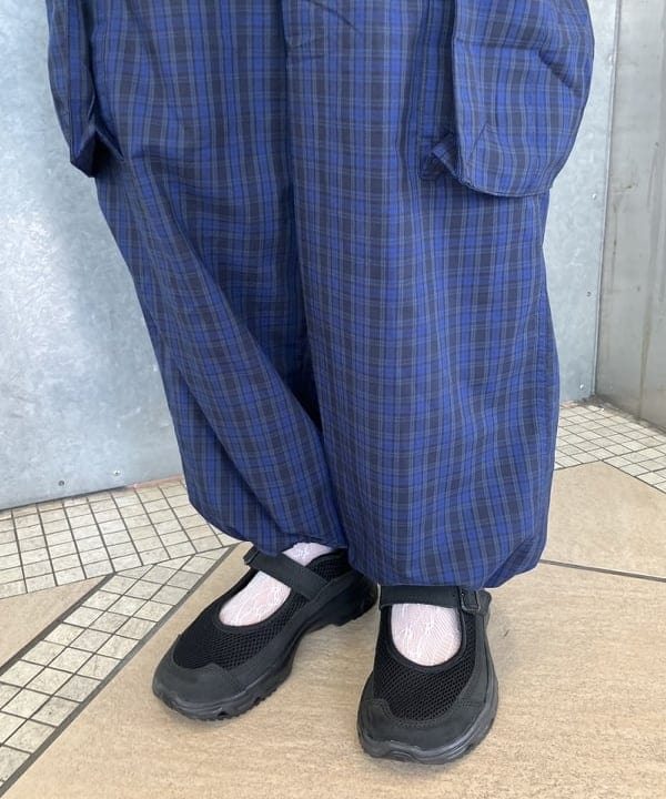 イトウミサキさんの「BEAMS WOMEN｜チェック カーゴ イージーパンツ」を使ったコーディネート