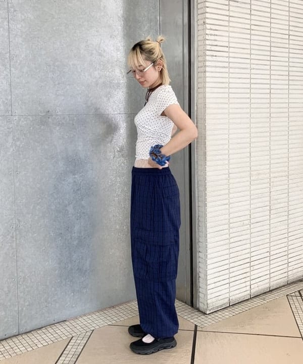 イトウミサキさんの「BEAMS WOMEN｜チェック カーゴ イージーパンツ」を使ったコーディネート