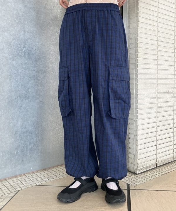 イトウミサキさんの「BEAMS WOMEN｜チェック カーゴ イージーパンツ」を使ったコーディネート