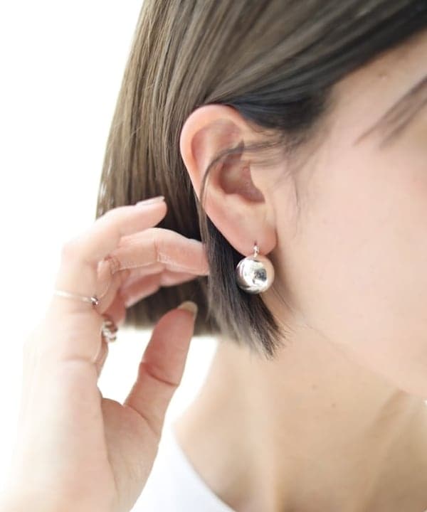 AONO SHIKAMAさんの「BEAMS WOMEN｜LIE STUDIO / The Ingrid ピアス」を使ったコーディネート