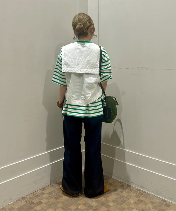 小原 もこさんの「BEAMS WOMEN｜BRIEFING &times; BEAMS BOY / 別注 ヘルメット バッグ」を使ったコーディネート