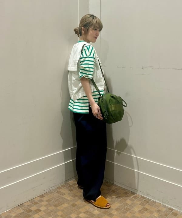 小原 もこさんの「BEAMS WOMEN｜BRIEFING &times; BEAMS BOY / 別注 ヘルメット バッグ」を使ったコーディネート