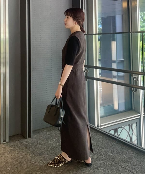 SAKAIさんの「BEAMS WOMEN｜【別注】スタイリスト佐藤佳菜子 × SLOANE / クルーネック リブTシャツ」を使ったコーディネート