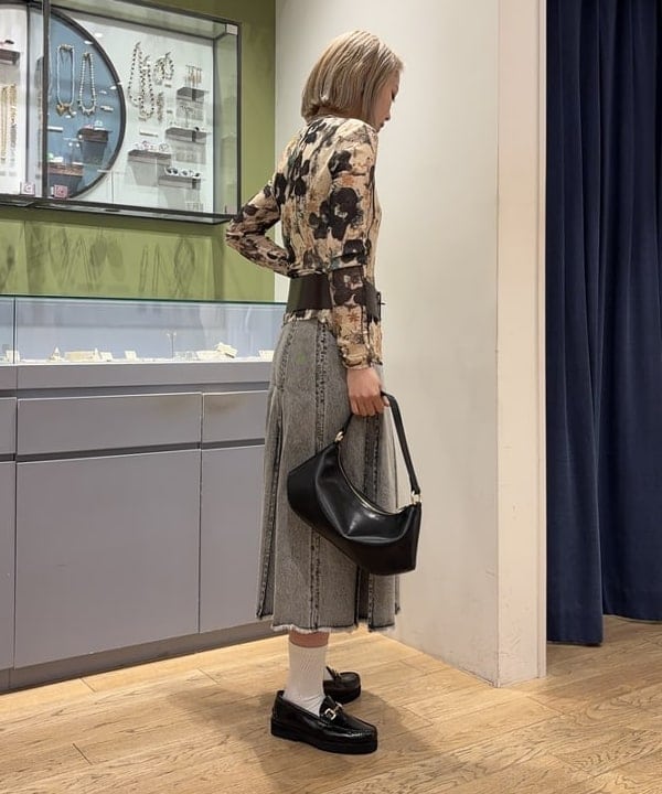 山本 里南さんの「BEAMS WOMEN｜デニム タック ミディアム スカート」を使ったコーディネート