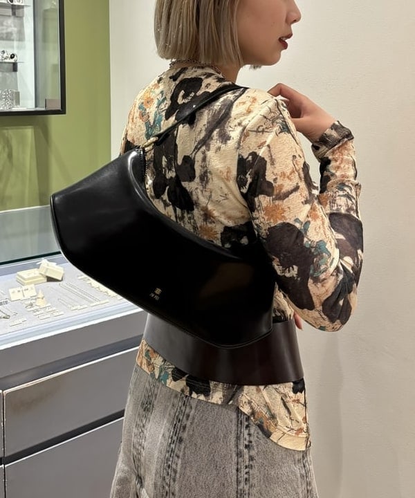 山本 里南さんの「BEAMS WOMEN｜デニム タック ミディアム スカート」を使ったコーディネート