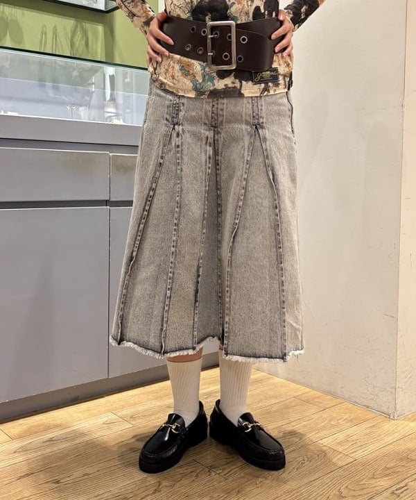 山本 里南さんの「BEAMS WOMEN｜デニム タック ミディアム スカート」を使ったコーディネート