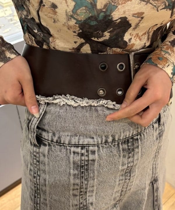 山本 里南さんの「BEAMS WOMEN｜デニム タック ミディアム スカート」を使ったコーディネート