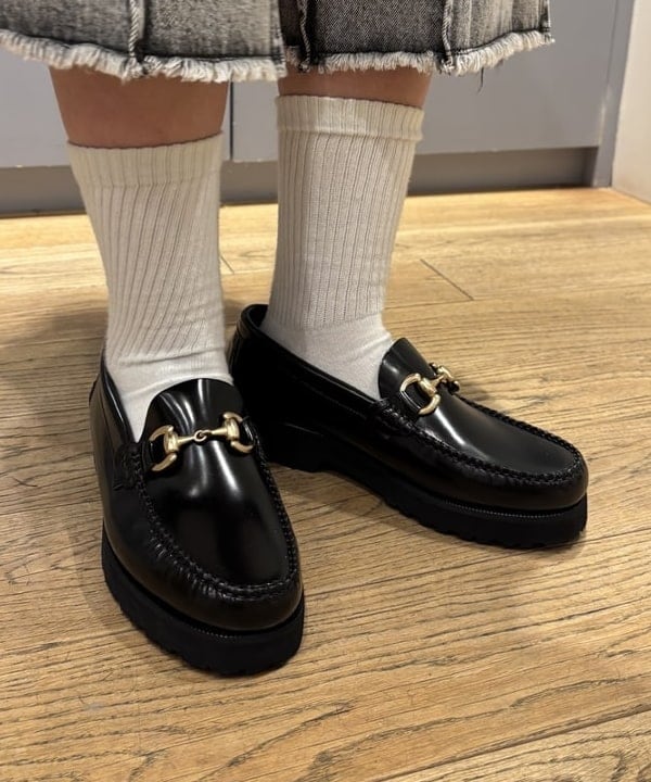 山本 里南さんの「BEAMS WOMEN｜デニム タック ミディアム スカート」を使ったコーディネート