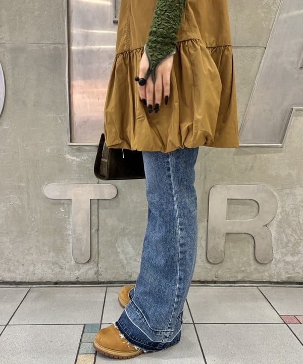 もえのさんの「BEAMS WOMEN｜RED CARD TOKYO / Peace ルーズフレア デニムパンツ」を使ったコーディネート